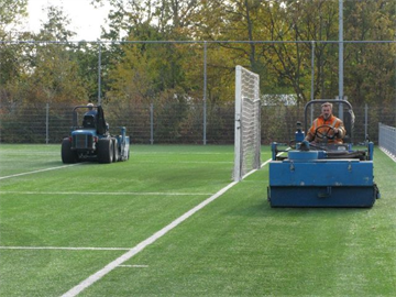 arcadis_aan_het_werk_op_onze_kunstgrasvelden_1.jpg
