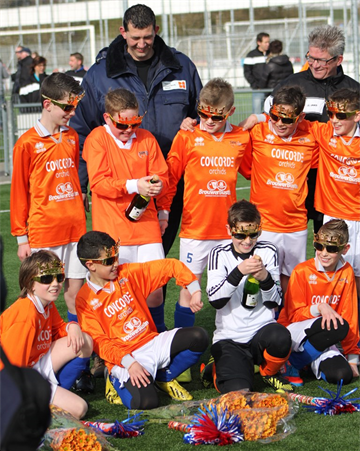 4 - E2 kampioen met kinderchampagne.JPG